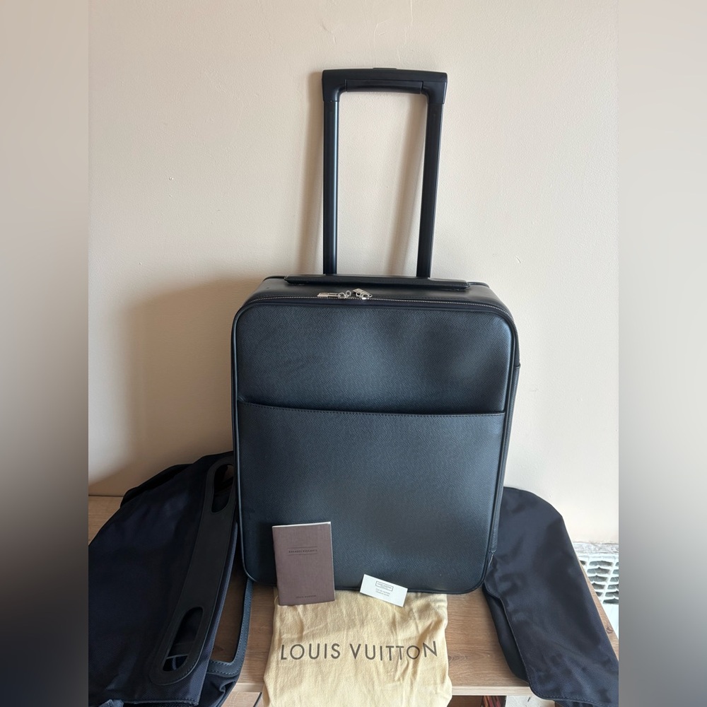Louis Vuitton Black Pegase 45